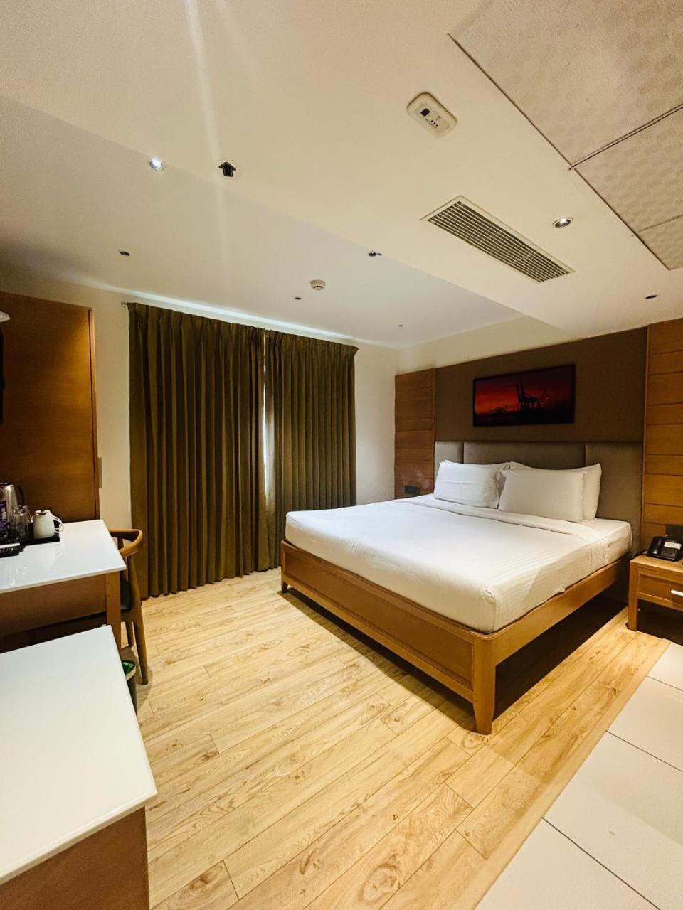 Townbridge Hotels & Suites Kochi Εξωτερικό φωτογραφία
